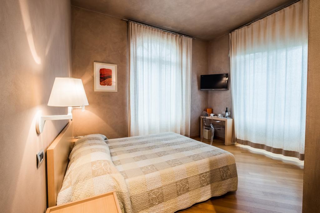 Relais 23 Hotel & Ristorante Castelnuovo Belbo 外观 照片